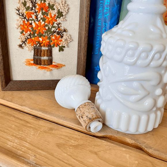 Vintage 1969 White Milk Glass Jim Beam Whiskey EMPTY Bottle Decanter & Stopper - Picture 4 of 7